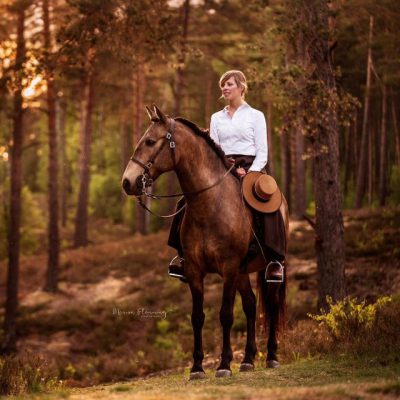 Stefanie Meyer auf Pferd in schöner Szenerie